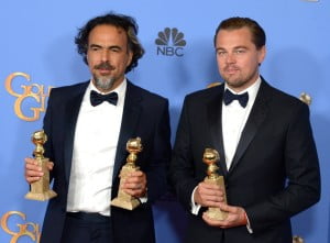 MAN85. Beverly Hills (United States), 11/01/2016.- Mexican director Alejandro Inarritu (L) and US actor Leonardo DiCaprio hold the awards for Best Director, Best Motion Picture Drama and Best Actor Drama for 'The Revenant' in the press room during 73rd Annual Golden Globe Awards at the Beverly Hilton Hotel in Beverly Hills, California, USA, 10 January 2016. (Estados Unidos) EFE/EPA/PAUL BUCK