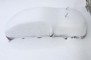 Auto cubierto nevadas EU enero 2016