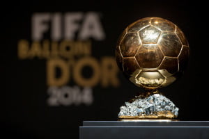 ZURICH, SWITZERLAND - JANUARY 12: The FIFA Ballon d'Or trophy on display during a press conference prior to the FIFA Ballon d'Or Gala 2014 at the Kongresshaus on January 12, 2015 in Zurich, Switzerland. (Photo by Philipp Schmidli/Getty Images)