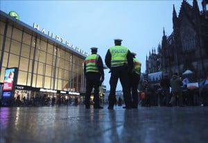 Agentes de la policía vigilan en la estación de trenes de Colonia, Alemania