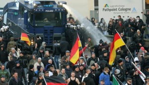 KOE149. Cologne (Germany), 09/01/2016.- Police use a water cannon to drive back protesters at a demonstration by the anti-Islam Pegida movement Patriotic Europeans Against the Islamisation of the Occident) of North Rhine-Westphalia and right-wing extremist party Pro Koeln, in Cologne, Germany, 09 January 2016. In the wake of the sexual assaults around Cologne's main station on New Year's Eve, various groups planned demonstrations on 09 January. Police in Cologne began dispersing a far-right protest march, after bottles and firecrackers were hurled at officials, a spokeswoman said. (Colonia, Protestas, Alemania) EFE/EPA/ROLAND WEIHRAUCH