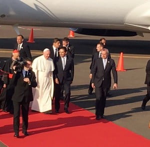 Papa a su llegada a Michoacán twitter de Silvano  Aureoles