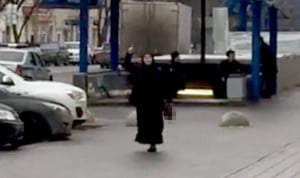 mujer rusa que paseaba con la cabeza de una niña