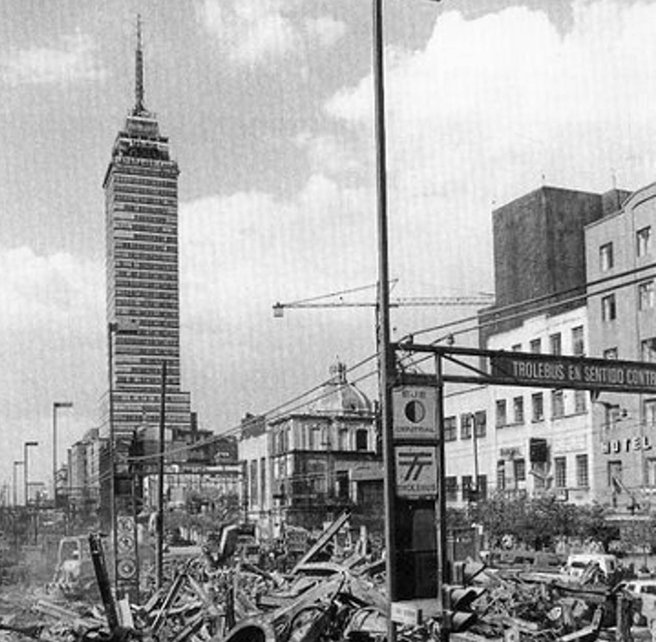 La torre subsistió a dos sismos; aquí está después del sismo de 1985