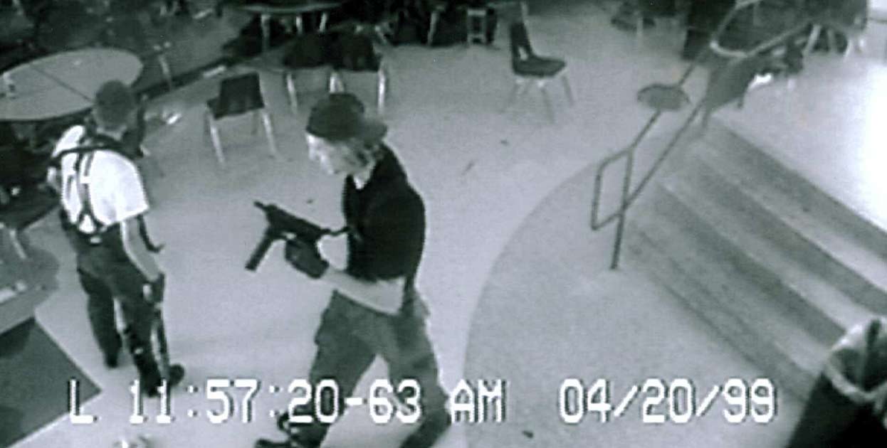 Jóvenes autores del crimen en escuela de Columbine.