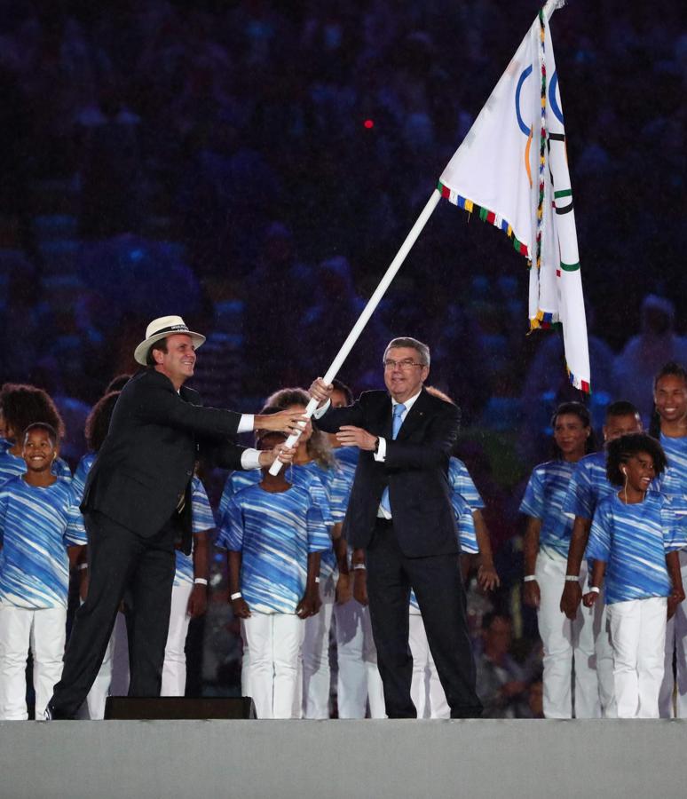 El alcalde de Río devuelve la bandera olímpica al presidente del COI, Thomas Bach