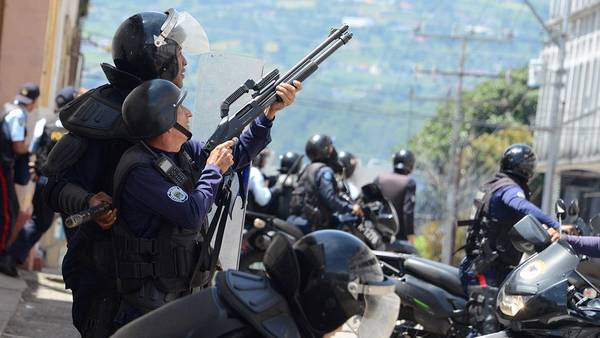 Policías tratan de controlar a estudiantes en Táchira, Venezuela