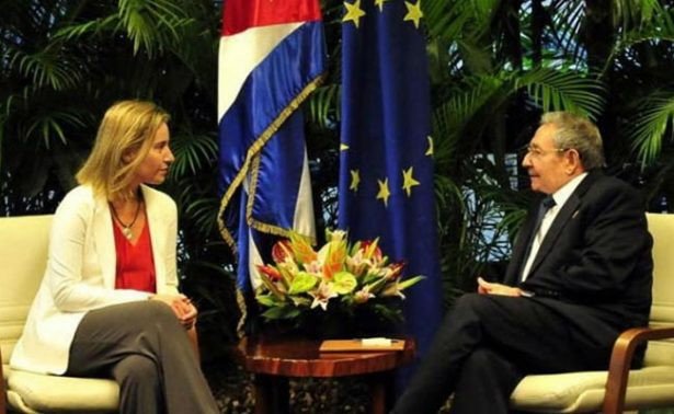Federica Mogherini y Raúl Castro