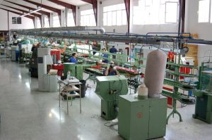 Interior de una fabrica de calzado mecanizada. Foto de Wikipedia
