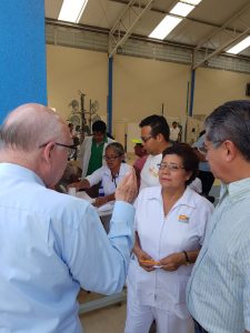 Narro conversa con personal médico. Foto: Secretaría de Salud