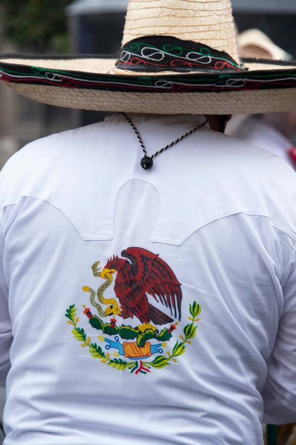 Escudo de México en espalda de revolucionario